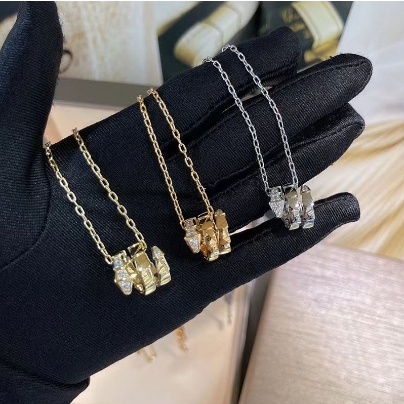 Emas 17 karat  yang dapat digadaikan berbentuk kalung berlian