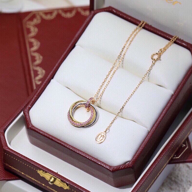 Kalung Emas 17K Berlian Merah Muda Tiga Cincin Tiga Warna