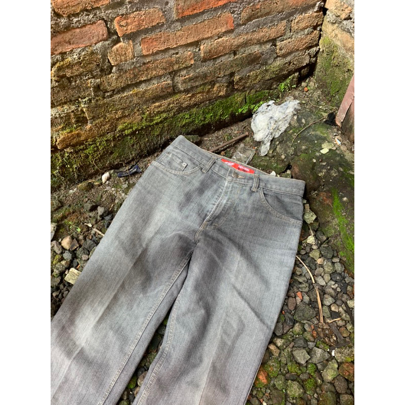 grey jeans favo