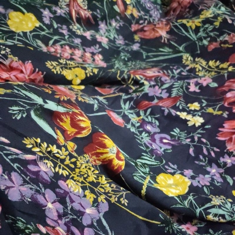 KAIN METERAN KATUN RAYON MOTIF BUNGA ABSTRAK HITAM UTUH