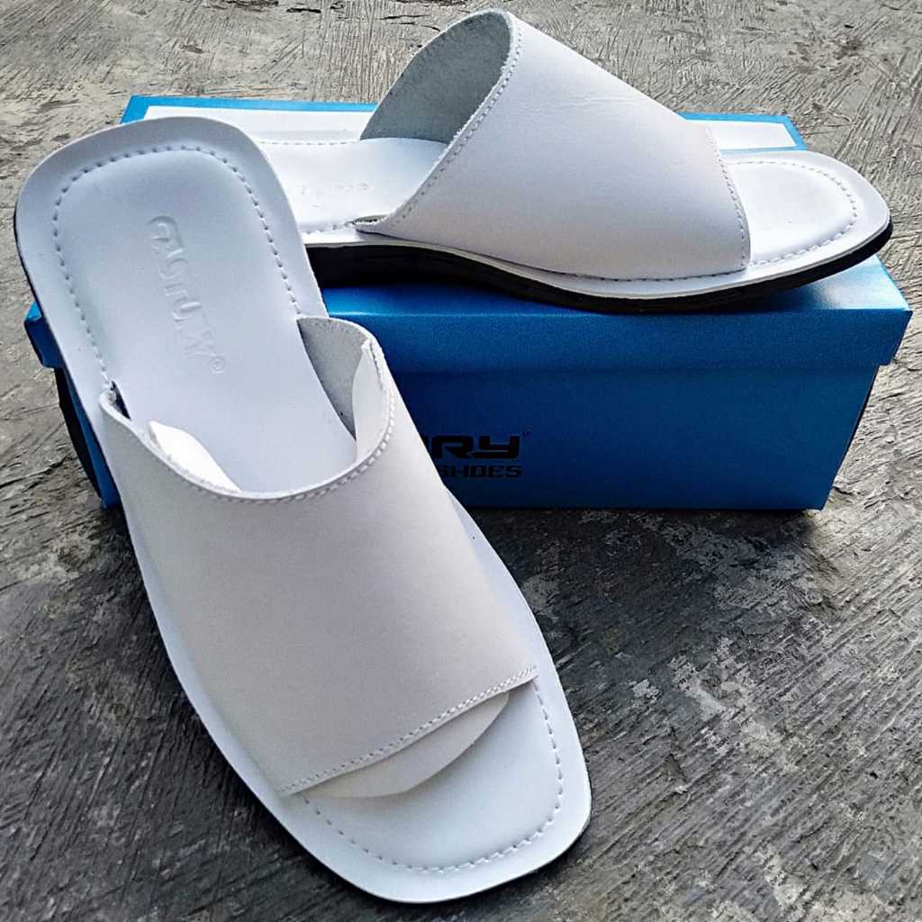 CUCI GUDANG SANDAL SLOP KULIT SAPI ASLI ORIGINAL PREMIUM SANDAL KULIT PRIA WARNA PUTIH.