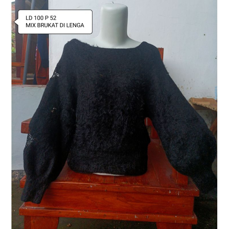 preloved atasan rajut sweater fuzzy mix brukat lengan balon crop hitam