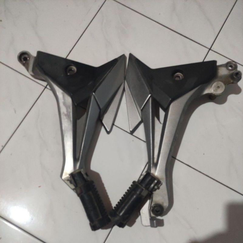 Postep Belakang Pijakan Kaki Fostep Pedal Kaki Honda Supra X 125 Fi Helmin Orginal