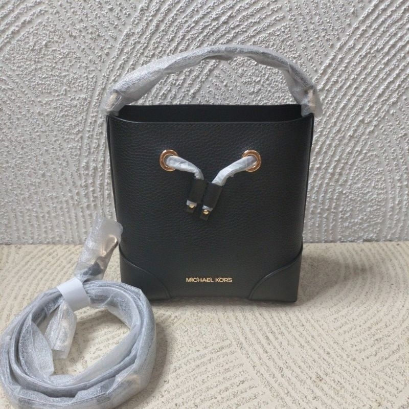 TAS WANITA MK MERCER SMALL BUCKET MESSENGER BLACK LEATHER