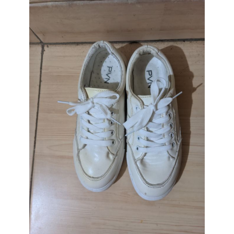 Preloved Sepatu PVN Putih