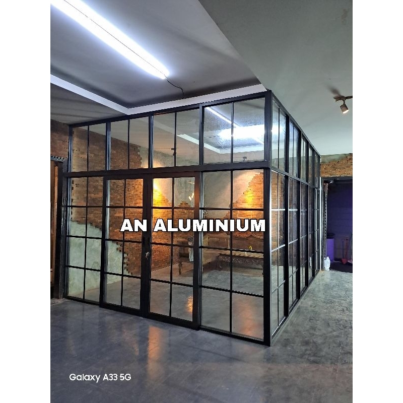 Partisi Aluminium dan pintu sliding double motif Ornamen