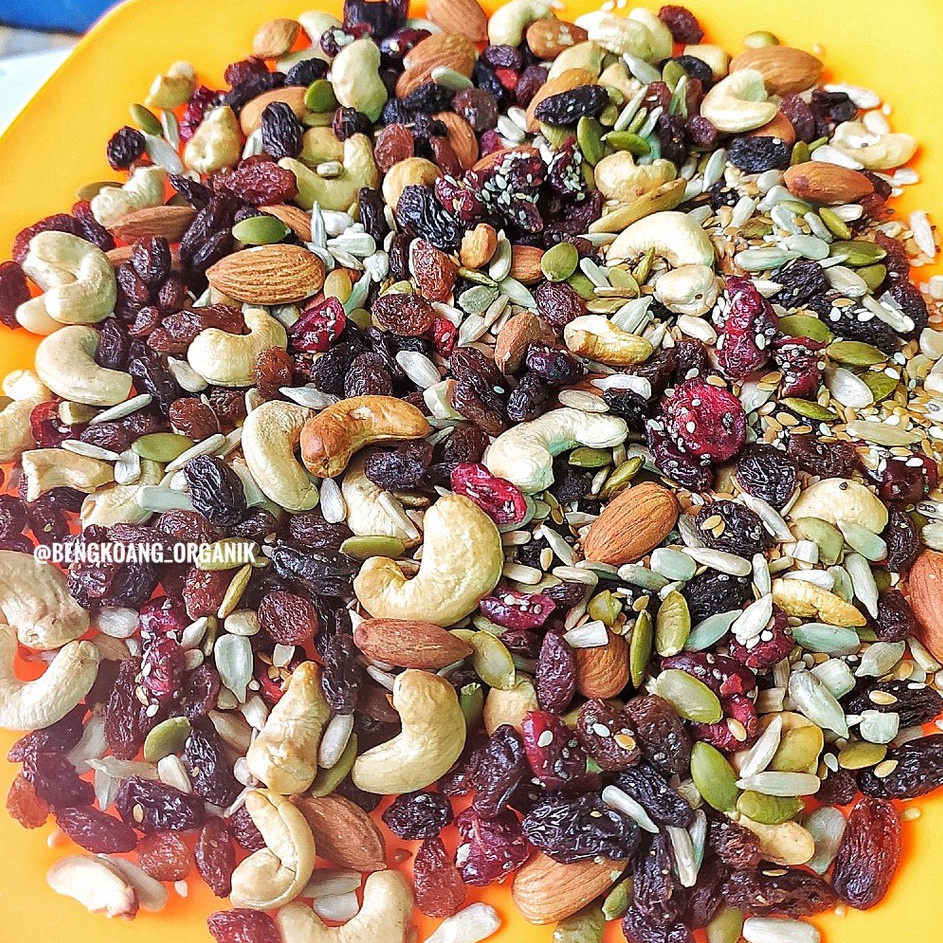 

Keren abis SUPER TRAIL MIX 25gr Almond Cranberry Pumpkin Seed Cashew Raisin Sunflower Seed