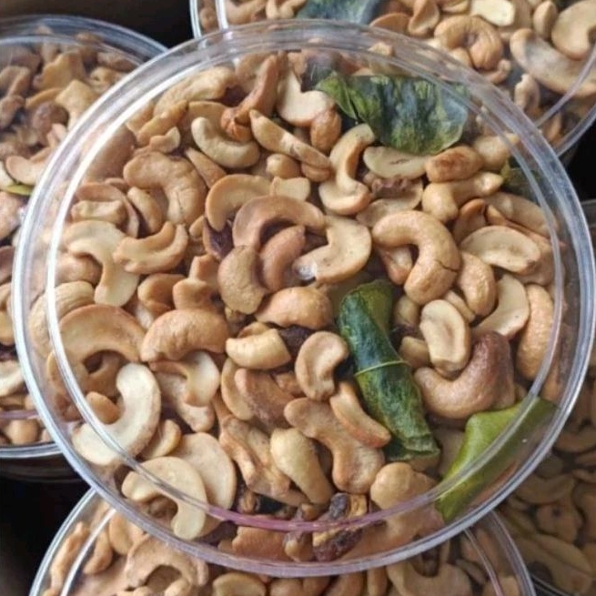 

Mente Goreng Pecah Belah Mete Pecah Belah Matang 250gram Toples