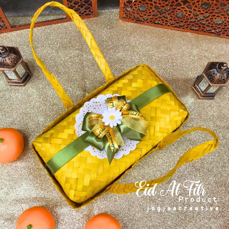 

SPESIAL LEBARAN | Besek Jinjing 20 x 30 Warna Kuning Spesial Pita Lebaran Besek Cangking Besek Jinjing Tas jinjing / tas kue / hampers mini / parsel lebaran