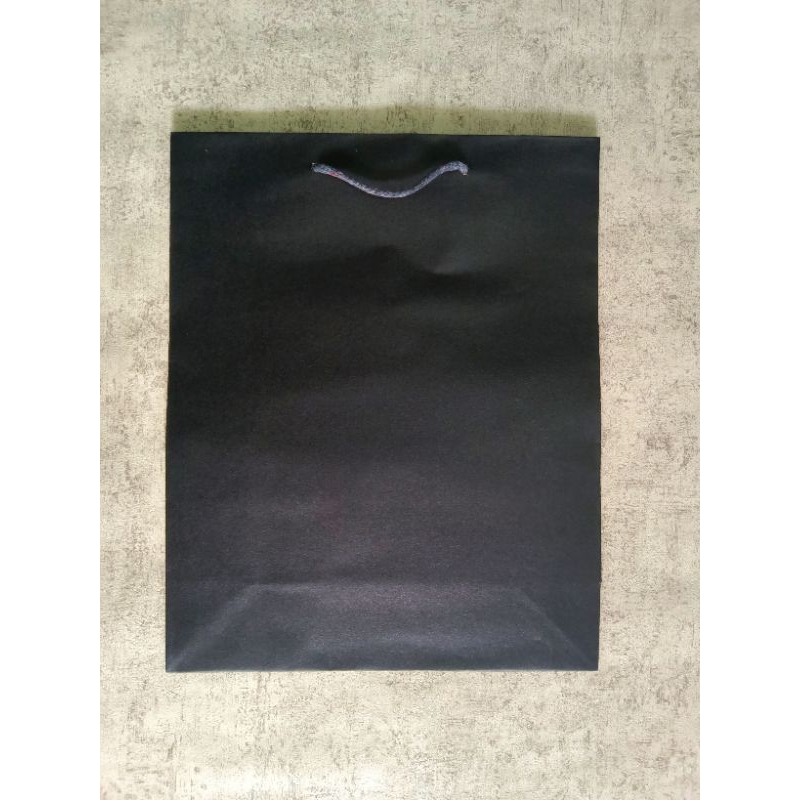

Paper bag hitam polos ukuran (26×33)