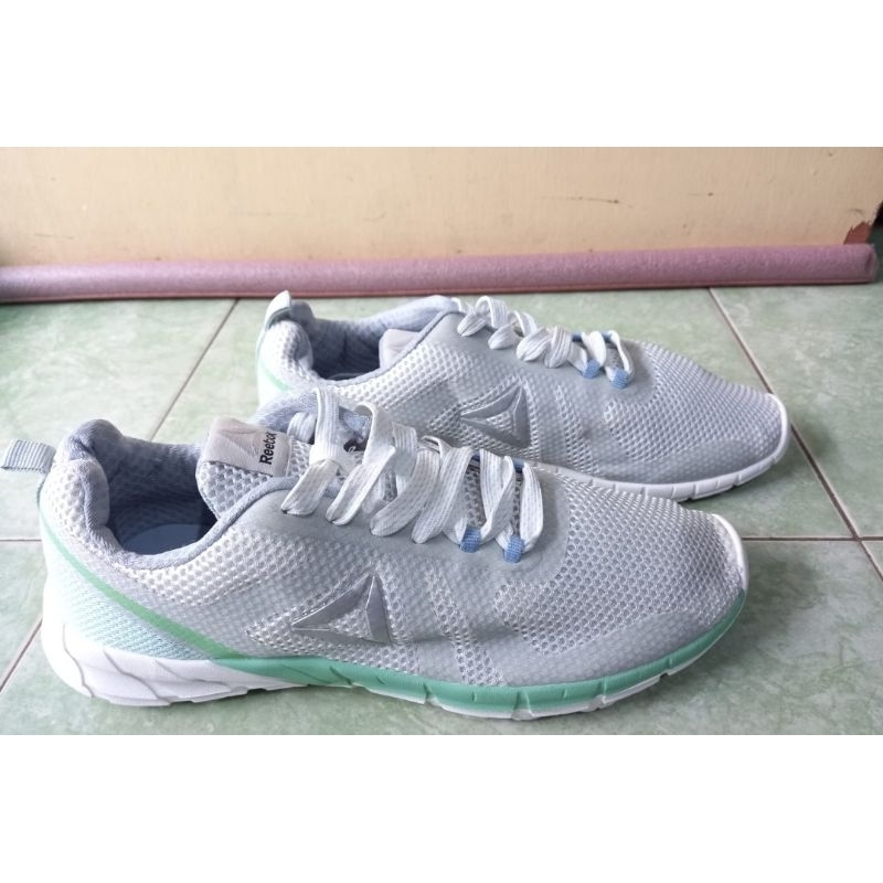 Sepatu running merk Reebok