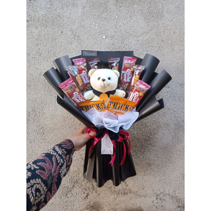 

BUKET SNACK/ KADO WISUDA MURAH UNTUK CEWE COWO