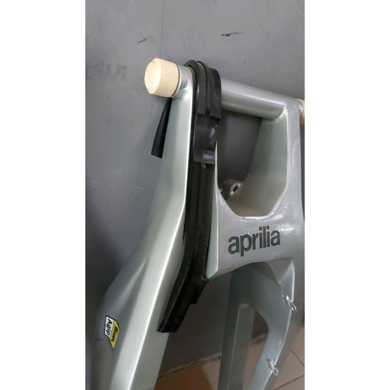 karet swing arm replika aprilia lislas