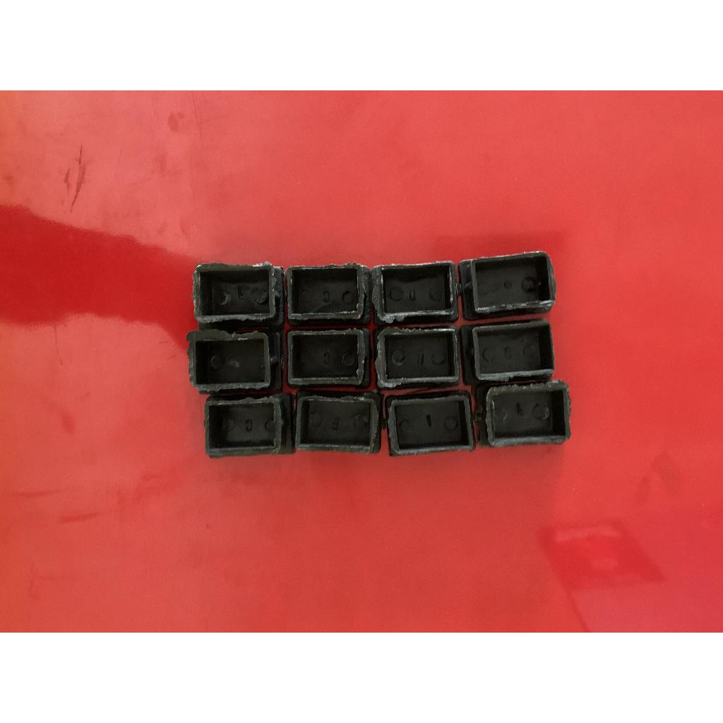 Plastik Kaki Tutup Besi Aluminium Hollow 1 x 1,5 (100 Pcs)