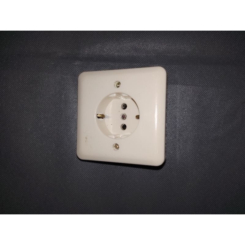 stop kontak listrik tanam broco