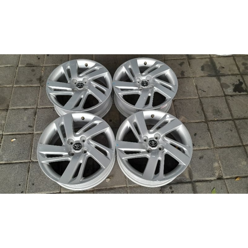 VELG MOBIL BEKAS OEM MOBIL ROCKY R16 LUBANG 4 PCD 100 WARNA SILVER