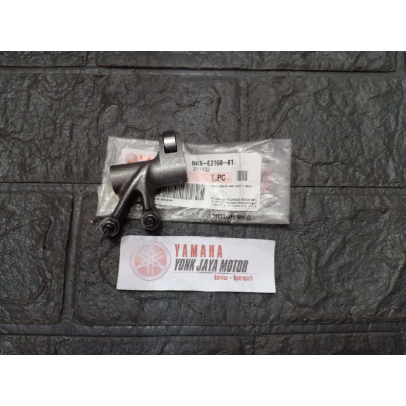PELATUK ROCKER ARM EXHAUST YAMAHA R15 V3 BK6-E2160-01
