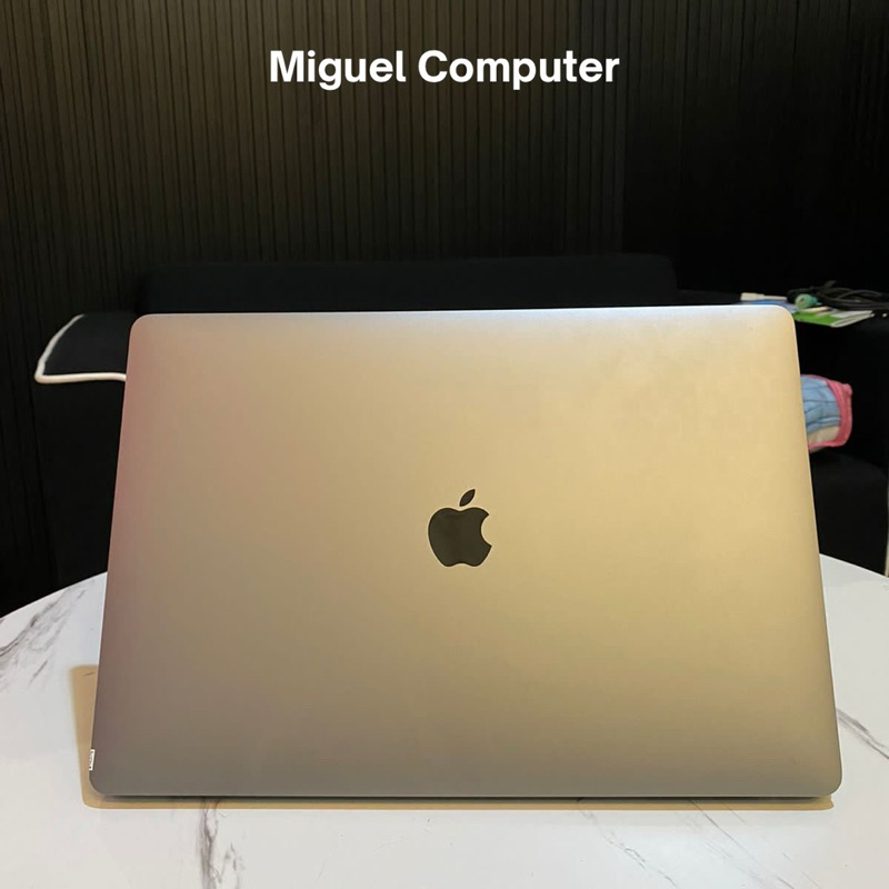Macbook Pro 2017 Touchbar 15 inch - core i7 - 16GB - SSD 512GB - VGA AMD
