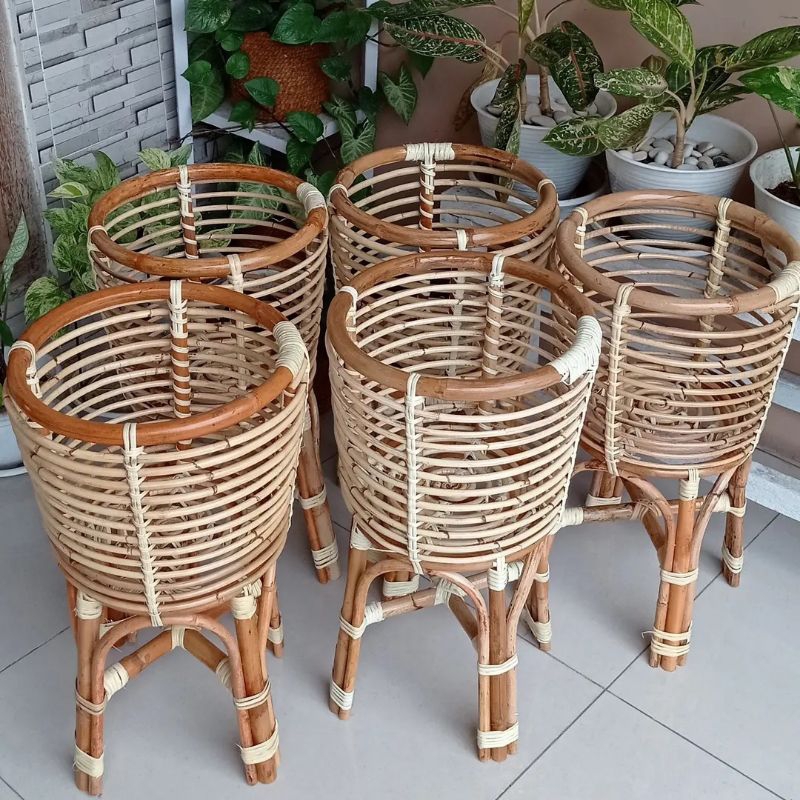 Standing Pot Rotan Natural Finishing Mengkilap / Tempat Bunga Dekorasi Studio Foto Sudut Ruangan