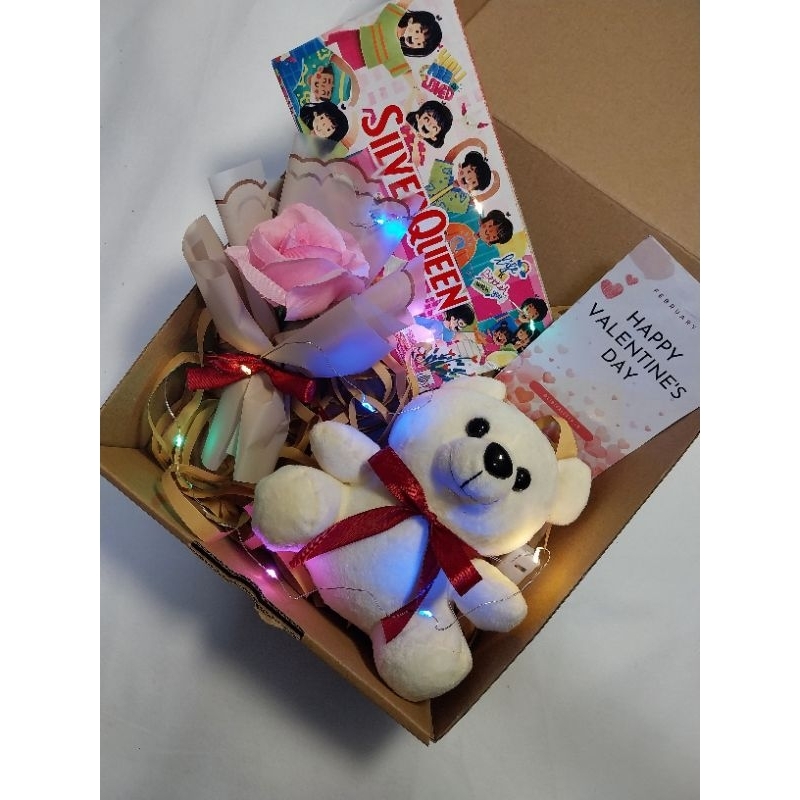 

Hampers valentine isi coklat boneka dan buket bunga mini