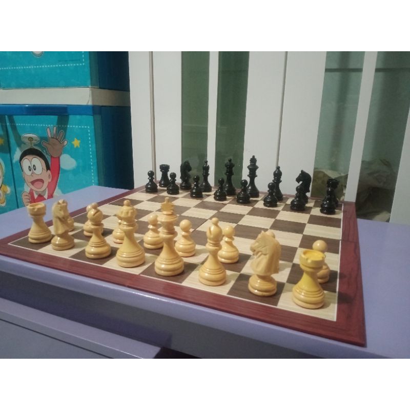 Bidak catur kayu dan papan