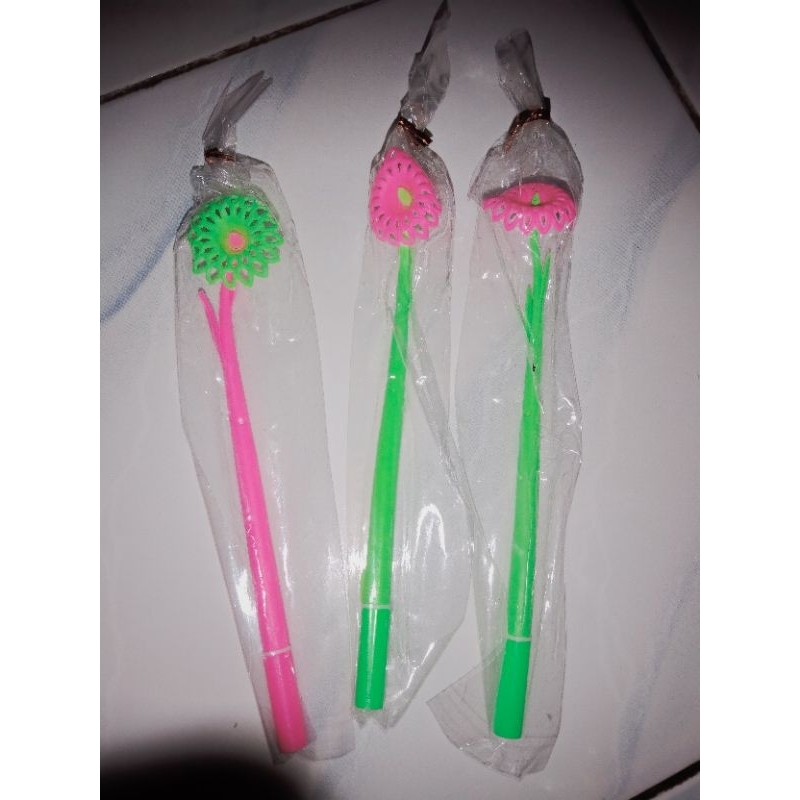 

Pena karakter bunga (Suvenir pernikahan)