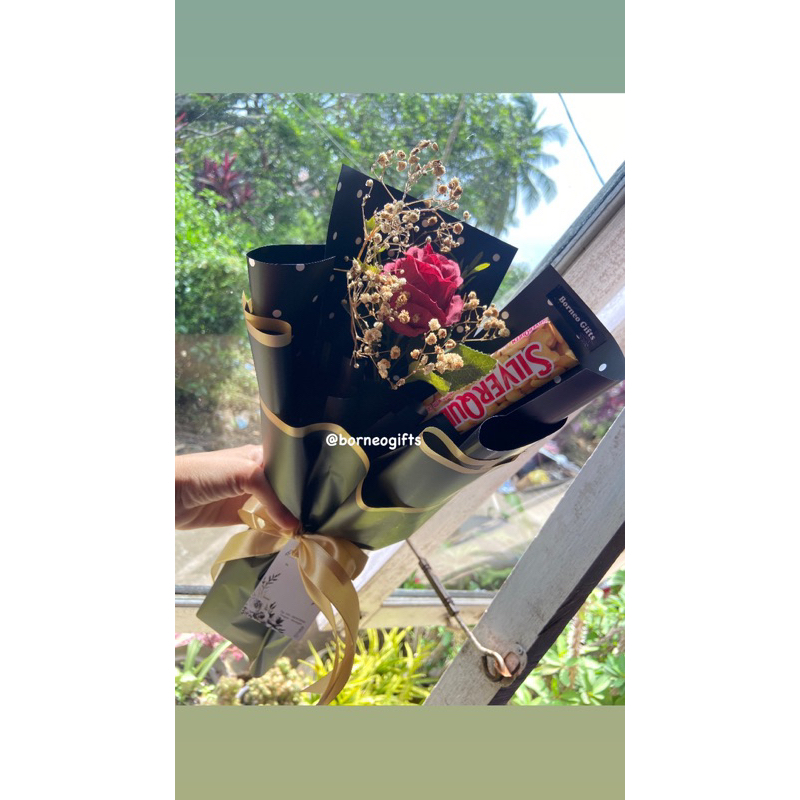

Bucket Valentine|Rose with chocolate and baby breath|Siap kirim via instan