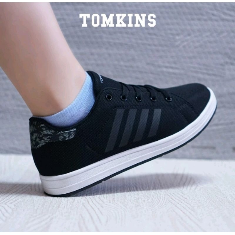 Sepatu Tomkins VICKY hitam putih untuk wanita