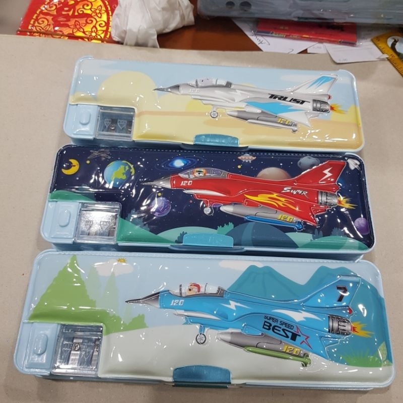 

Tempat Pensil Magnet Embose Motif Pesawat/Boneka 2021-551