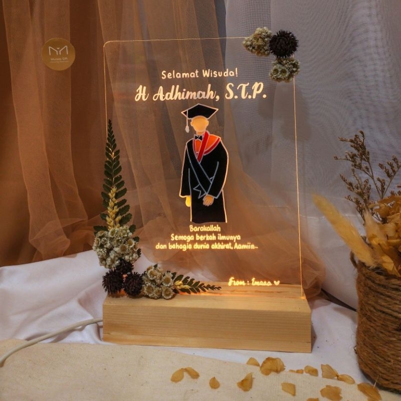 Kado Akrilik Wisuda Nikahan Custom | Acrylic Stand L | Ukuran 14,8x21 cm