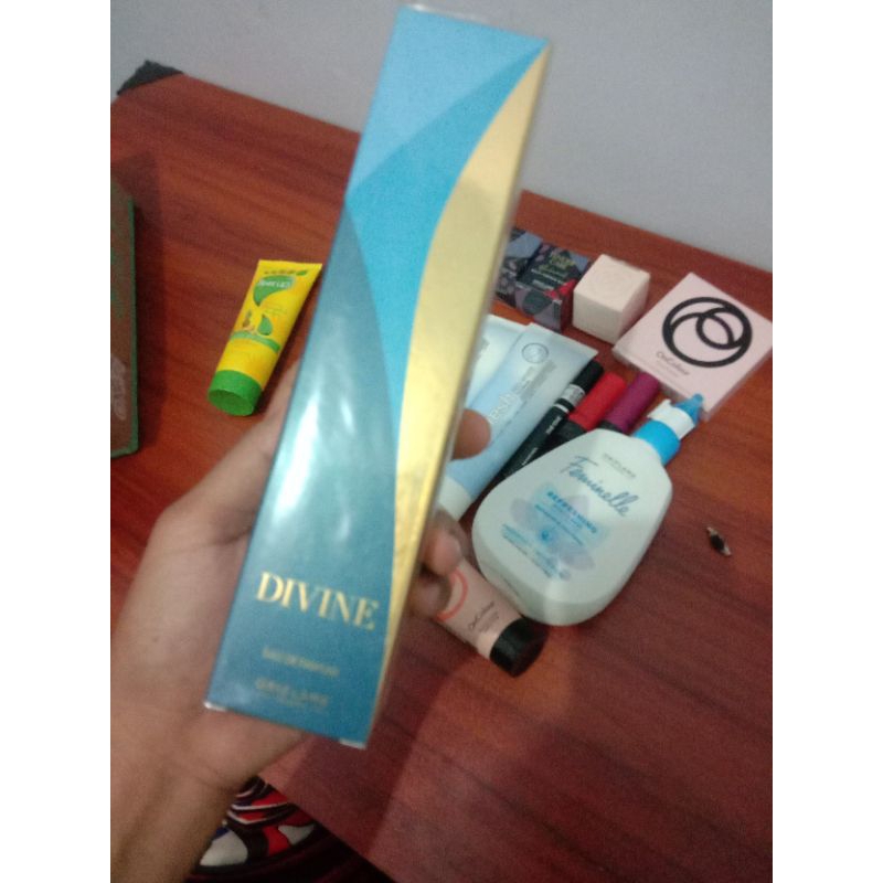 parfum Divine biru oriflame