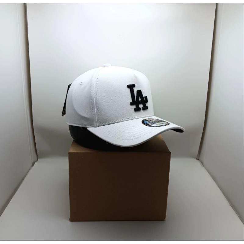 topi LA putih logo hitam premium