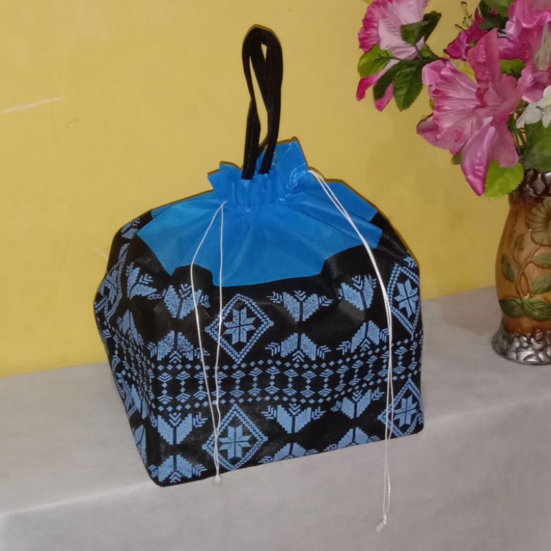 

Tas Hajatan Serut Model SMB Motif Batik uk 22/Tas Serut/Tas Kotak Nasi/Goodie Bag