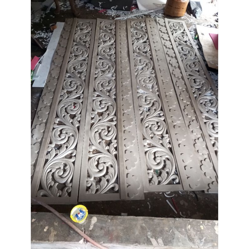 ukiran spon tiang dan poni