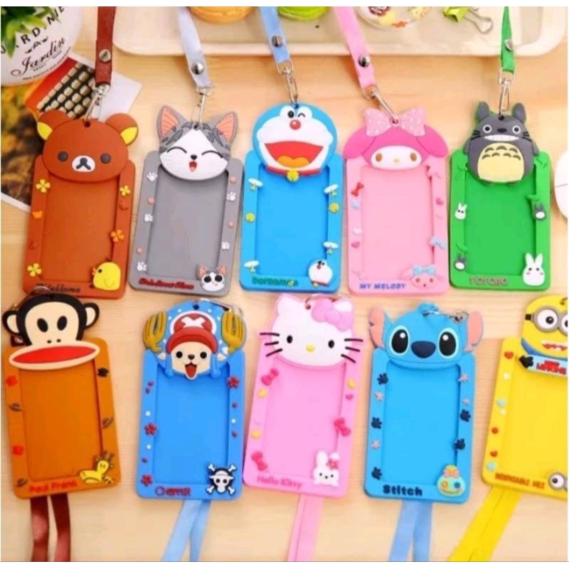 

NAME TAG ID KARAKTER KARTUN SILIKON GANTUNGAN KALUNG TALI PITA TEMPAT CARD NAMA PESERTA AKSESORIS PERLENGKAPAN PERALATAN SEKOLAH KULIAH ANAK-ANAK LOMBA UJIAN PERLOMBAAN PERKANTORAN INSTANT PRAKTIS MURAH BAGUS MOTIF GAMBAR WARNA-WARNI TERLARIS TERMURAH