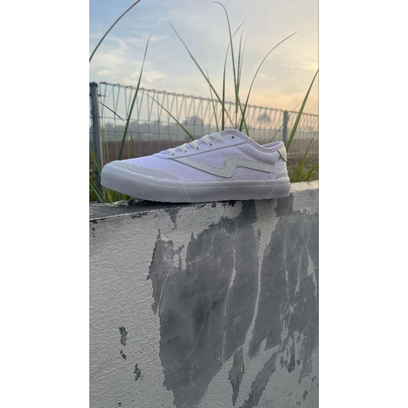 Sepatu Patrobas Ivan Triple White Low Original | Sepatu Patrobass | Sepatu Patrobas Original