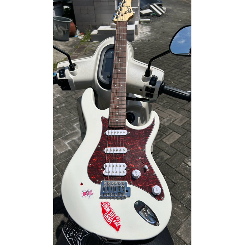 Gitar listrik Cort G115