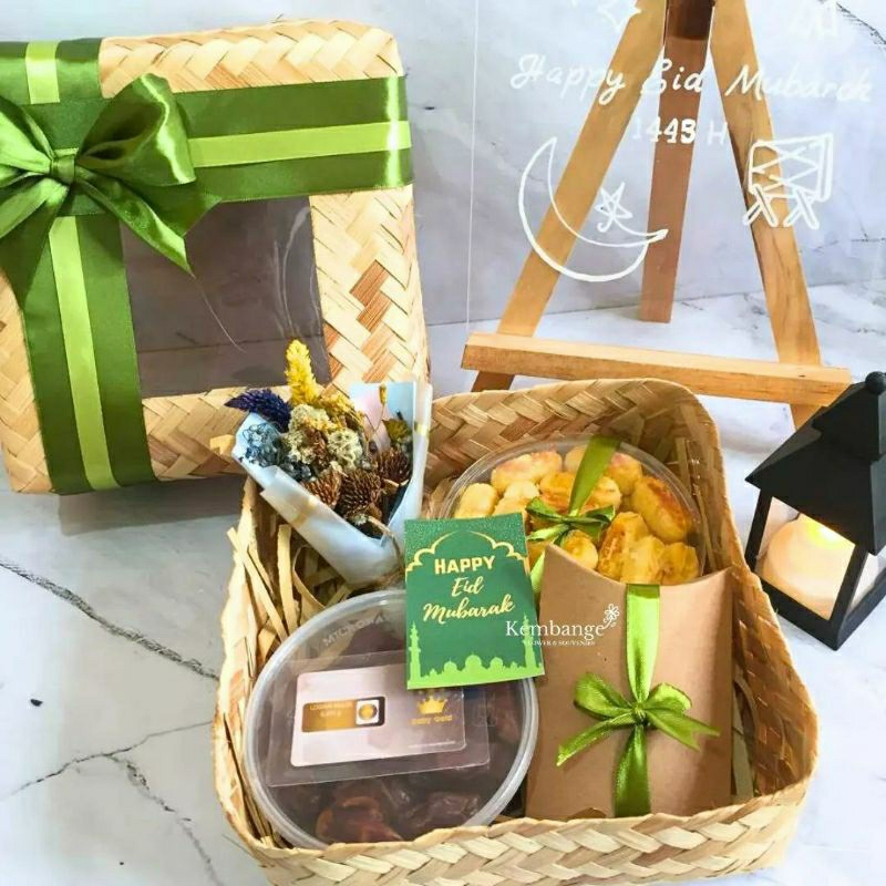 

HAMPERS IDUL FITRI BESEK MIKA KUE KERING KURMA FREE EMAS 24K BABY GOLD