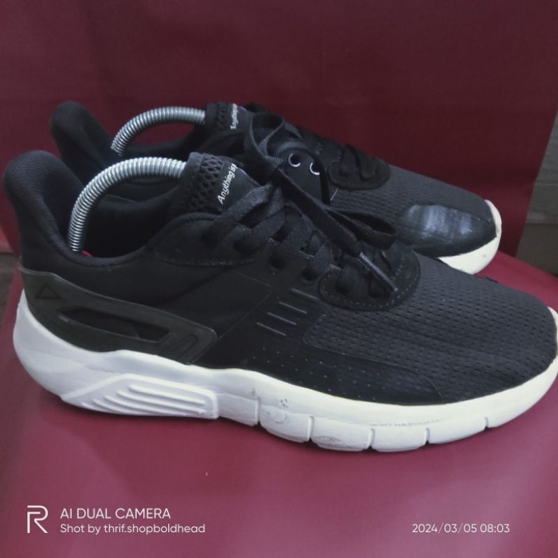 Sepatu sport Li-Ning