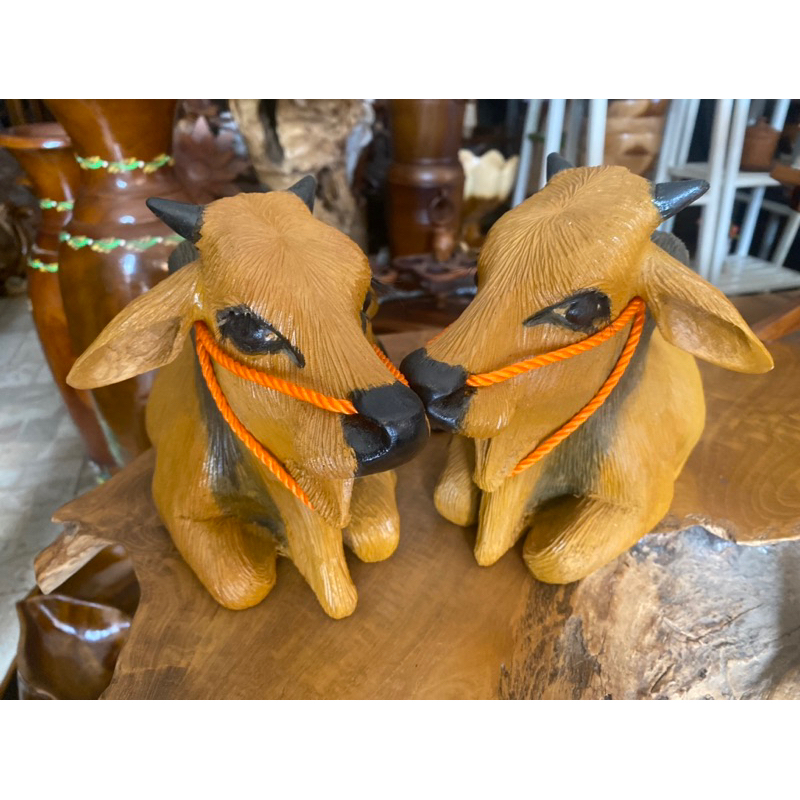 Patung sapi kayu jati