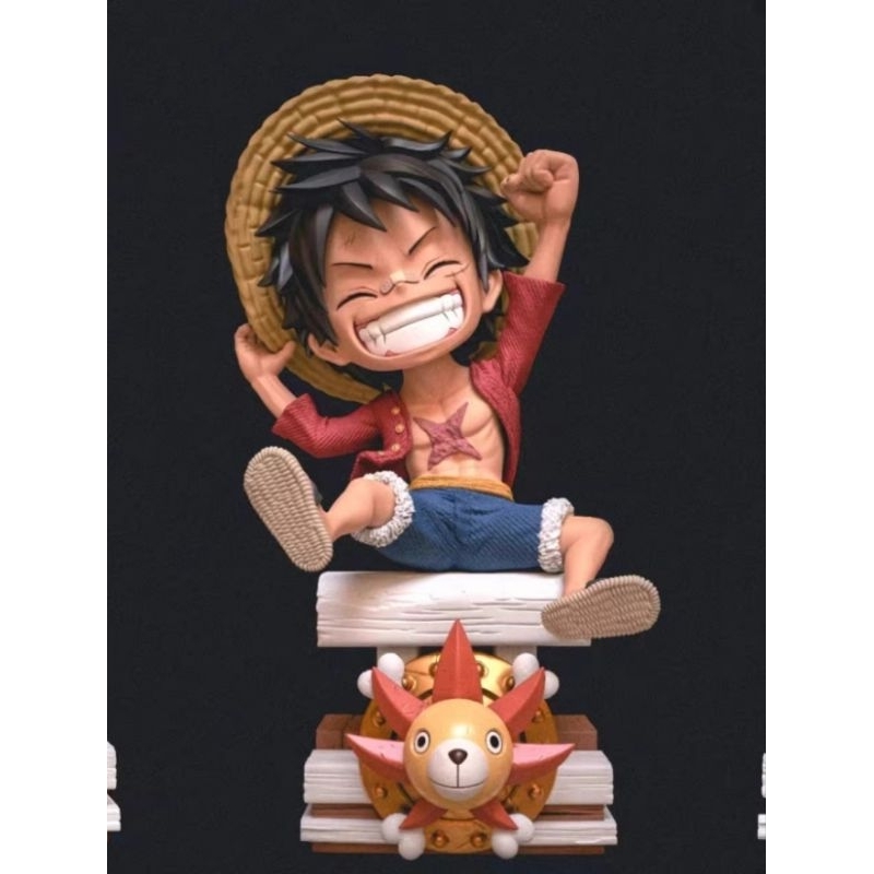 Action Figure One Piece Luffy Duduk