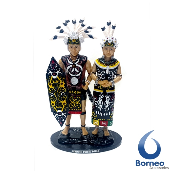 Miniatur Patung Pasangan Suku Dayak Kalimantan