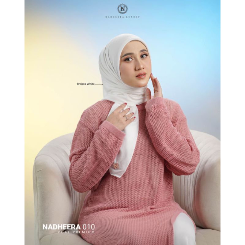 VOAL MOTIF PREMIUM NADHEERA 010/ KERUDUNG SEGIEMPAT POLOS PREMIUM