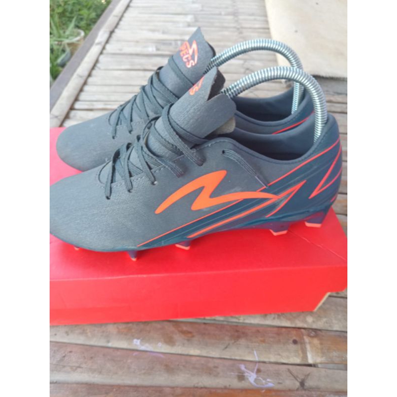 sepatu bola