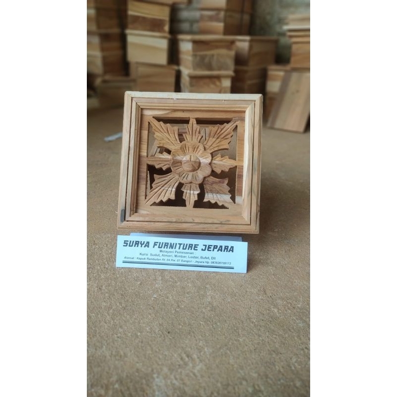 loster ukir Boven fentilasi atas pintu