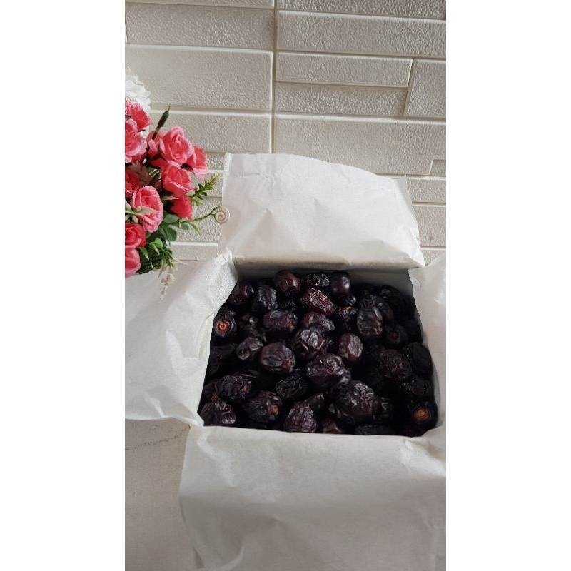 

Kurma Premium Ajwa Madinah