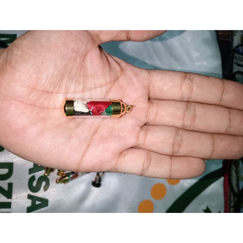 Liontin besar berisikan kiswah makam Nabi Saw, Ka'bah dan pasir inat Syeikh Abu Bakar Bin Salim Hadr