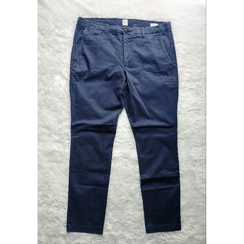 celana panjang chino pria GAP