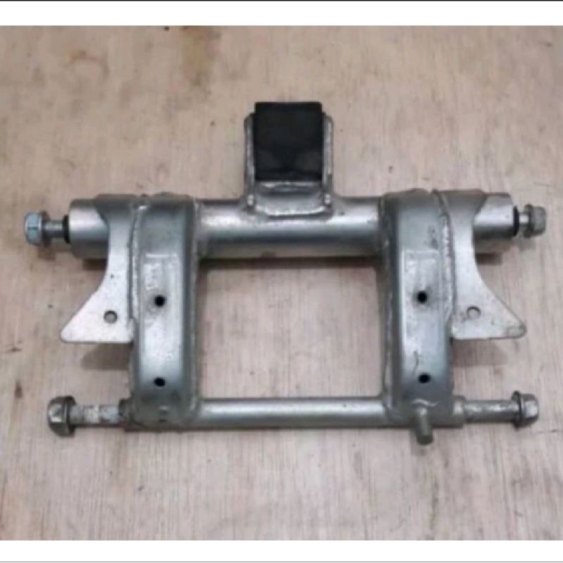 ENGINE MOUNTING LENGAN AYUN SASIS VARIO 125 / VARIO 150 SEKEN ORIGINAL