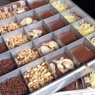 

FUGHY BROWNIES (BROWNIES PANGGANG ) 20x20cm shiny bisa pesan dadakan( topping bisa request kalo tidak berarti bebas)